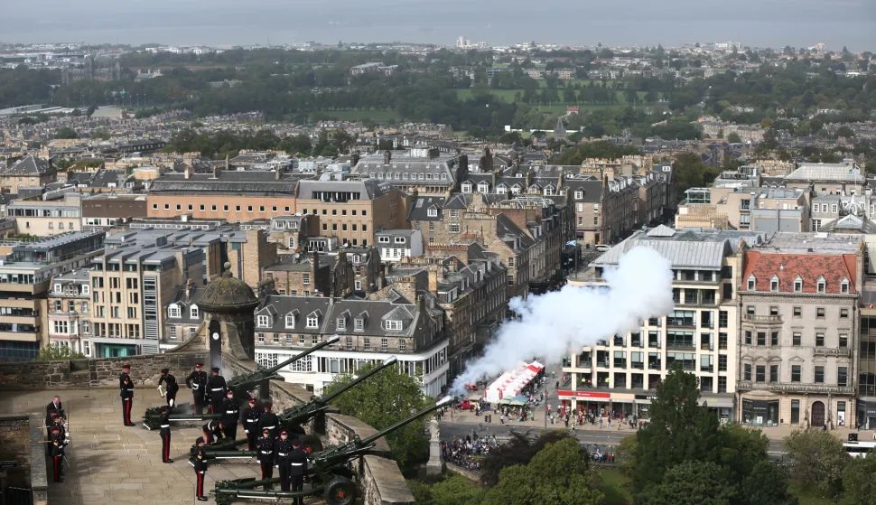 epa10173229 Members of 105 Regiment Royal Artillery Reserves during the Gun Salute to mark the death of Queen Elizabeth II at Edinburgh Castle, in Edinburgh, Scotland, Britain, 09 September 2022. Britain's Queen Elizabeth II died at her Scottish estate, Balmoral Castle, on 08 September 2022. The 96-year-old Queen was the longest-reigning monarch in British history. EPA/ADAM VAUGHAN