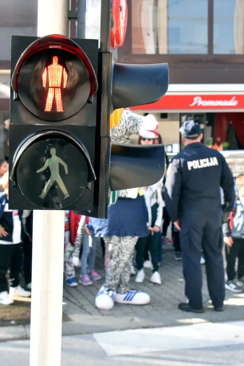 slavonija...Vinkovci...18.09.2024.raskrižje Ulice H.D. Genschera i Duge ulice; Policijska uprava vukovarsko-srijemska, u suradnji sa HAK Autoklub Vinkovci, s učenicima prvih razreda osnovnih &scaron;kola provela preventivnu aktivnost "Sigurno u prometu";foto Gordan Panić