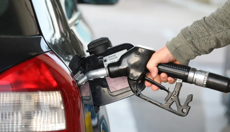 12.04.2022., Sibenik - Na benzinskim crpkama novo smanjenje cijena goriva.Cijena litre benzina iznosi 11,97 kuna po litri, Eurodizela 12,42 kuna a plavog Eurodizela 8,54 kuna i plina 6,98. Photo: Dusko Jaramaz/PIXSELL