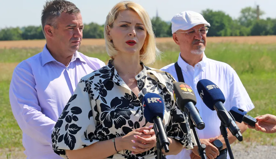 Osijek, 23. 06. 2026, GC Osijek, press SDP ispred Gospodarskog Centra Osijek, Sanja Bježančević, Goran Ku&scaron;ec, Ivana Ribarić Majanović. Sanja Bježančević i Goran Ku&scaron;ec.snimio GOJKO MITIĆ