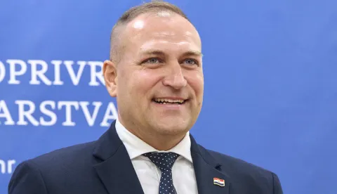 Zagreb, 14.09.2026. - Potpredsjednik Vlade i ministar poljoprivrede, &scaron;umarstva i ribarstva David Vlajčić potpisao je u Ministarstvu poljoprivrede, &scaron;umarstva i ribarstva ugovor za provedbu projekta "Moja &scaron;kola bez otpada od hrane" te je na konferenciji za medije predstavio devet akata uoči njihova upućivanja u postupak javnog savjetovanja.Na fotografiji David Vlajčić.foto HINA/ Edvard &Scaron;U&Scaron;AK /es