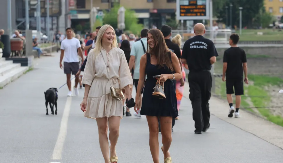Osijek 26. 07. 2025, II. osječka ljetna noć. &Scaron;etali&scaron;te, ponuda obrtnika, druženje, VGP, Polaz Vanje Radau&scaron;a, Klapa Zrninski i Vesela grupa, Trga slobode filmska večer za najmlađe i Trg Ante Starčevića, koncert Moj galebe, Dino Petrić i Jure Brkljača.snimio GOJKO MIITĆ