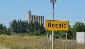 Gospić, 16.08.2026. - Lokacija nekada?njeg PPK Velebita u Gospi?u, kasnije Plastruktor kamo je vara?dinska tvrtka Tipos Resurs godinama dovozila i odlagala razne vrste opasnog uvoznog otpada. foto HINA/ Mladen VOLARI?/ ik