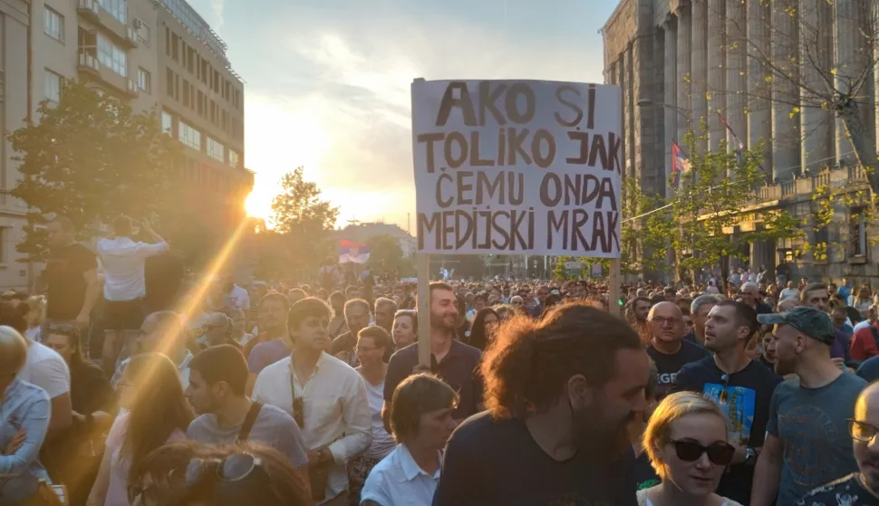 Beograd, 20.07.2026. - (Arhivska fotografija iz 2026. godine) Studenti, koji mjesecima predvode protuvladine prosvjede u Srbiji, u ponedjeljak su, nakon je &scaron;to je srbijanski predsjednik Aleksandar Vučić kandidate na navodnoj studentskoj izbornoj listi uvredljivo nazvao "parazitima na državnim jaslama", ironično poručili &scaron;efu države: "ali predsjedniče... niste na listi". foto HINA/ Velimir ILIĆ/ ml