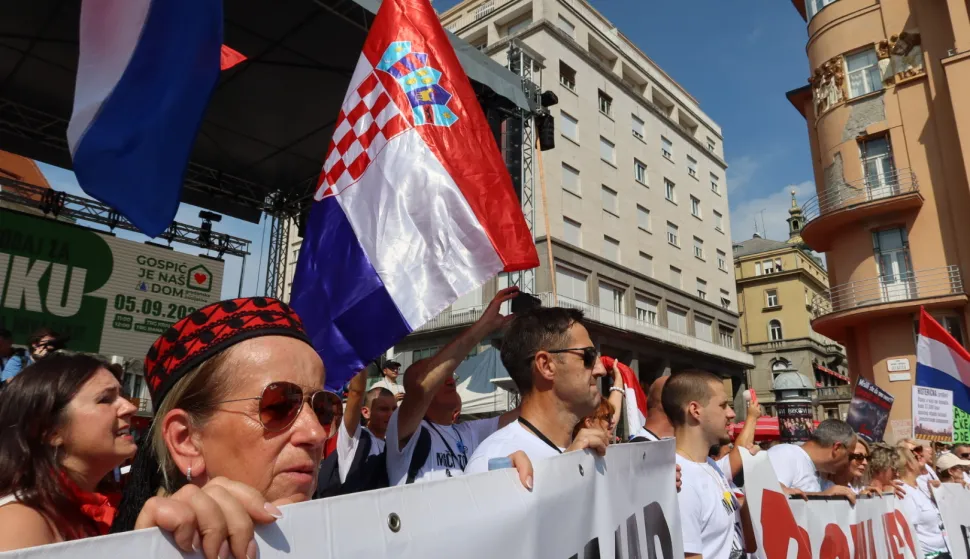 Zagreb, 5.9.2026.- Na Trgu bana Jela?i?a odr?an je prosvjed "Hodaj za Liku, hodaj za Hrvatsku", kojim se ?eli upozoriti na probleme vezane za desetke tisu?e tona ilegalno odlo?enog otpada na gospi?kom podru?ju, u organizaciji Gra?anske inicijative "Gospi? je na? dom". foto HINA/ Tomislav BR?ANOVI?/ ua