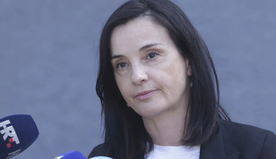 Gospić, 2.9.2026.- Članovi Vlade u prostorijama Ličko-senjske županije održali su sastanak s predstavnicima nadležnih institucija, lokalne zajednice (župan i svi gradonačelnici i načelnici u Ličko-senjskoj županiji) i inicijativama građana u vezi s aktivnostima koje se poduzimaju za sanaciju nelegalno odloženog otpada u Gospiću. Izjave nakon sastanka. Na fotografiji Marija Vučković. foto HINA/ Admir BULJUBA&Scaron;IĆ/ abu