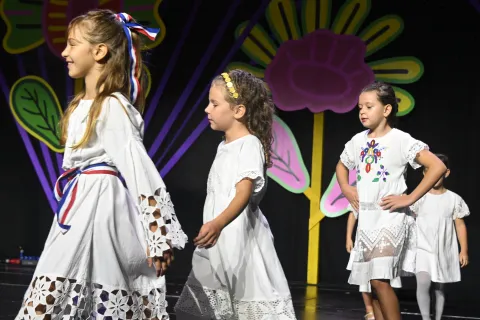 Vinkovci, 14.09.2026. - 61. Vinkovačke jeseni. Na Glavnoj pozornici Vinkovačkih jeseni u pje&scaron;ačkoj zoni održana modna revija "Večer mode i ljepote" u etno kreacijama.foto HINA/ Gordan PANIĆ/ ml