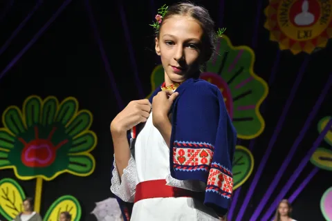 Vinkovci, 14.09.2026. - 61. Vinkovačke jeseni. Na Glavnoj pozornici Vinkovačkih jeseni u pje&scaron;ačkoj zoni održana modna revija ''Večer mode i ljepote'' u etno kreacijama.foto HINA/Gordan Panić