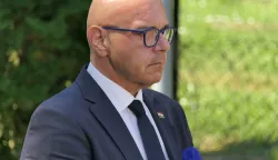 U&scaron;tica, 02.08.2026. - Na romskom memorijalnom groblju u U&scaron;tici pokraj Jasenovca u subotu je obilježen Međunarodni dan sjećanja na romske žrtve genocida (Samudaripen). Tom je prigodom otvoren i Park mira i prijatelja Roma "Amare, amale". Na fotografiji Alen Ružić. foto HINA/ Nikola Blažeković/ ml