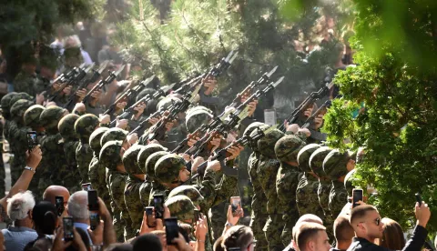 Beograd, 7.9.2026.- Ha?ki osu?enik Ratko Mladi? pokopan je u ponedjeljak u obiteljskoj grobnici na beogradskom Top?iderskom groblju uz crkvene obrede i vojne po?asti, a me?u tisu?ama ljudi u mimohodu i pogrebnoj povorci bili su i pojedini ministri srbijanske vlade i du?nosnici RS-a. foto HINA/ Tanjug/ Amir HAMZAGI?/ ua