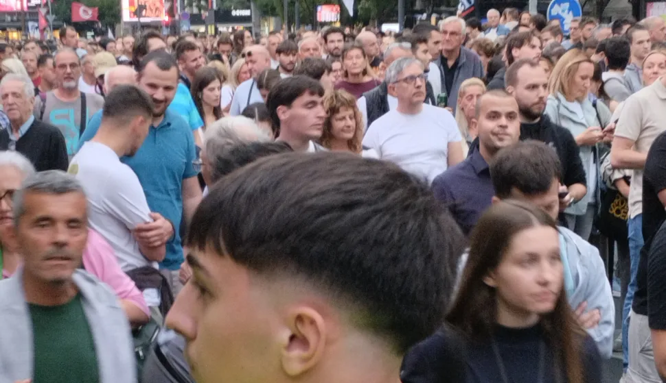 Beograd, 14.09.2026. - Tisuće ljudi u ponedjeljak se pridružilo studentima u povorci sredi&scaron;njim ulicama Beograda od Rektorata do sjedi&scaron;ta Republičkog izbornog povjerenstva (RIK) gdje je predana izborna lista studentskog pokreta "Studentska lista &ndash; Studenti pobjeđuju". foto HINA/ Velimir ILIĆ/ ml