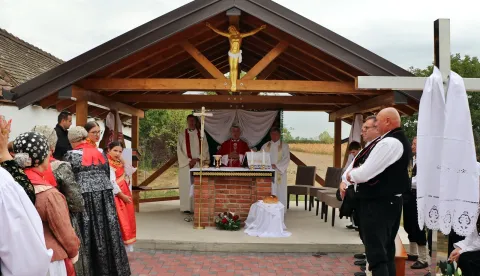 Ardu&scaron;evac dobio liturgijski prostor - sjenica i oltar za molitve i susrete
