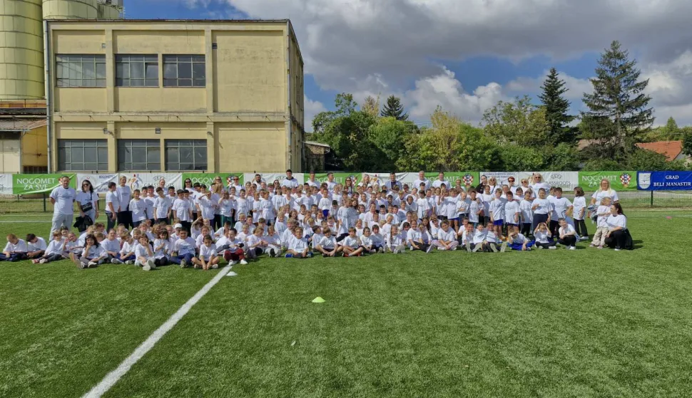 /Foto/ U Belom Manastiru dvjestotinjak učenika i mali&scaron;ana uživalo u UEFA Grassroots Weeku