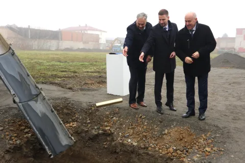 Osijek, 01. 12. 2025, Plac na uglu Dunavske i Vinkovačke. Ministar Branko Bačić položio kamen temeljac za POS-ove na Vinkovačkoj. Dragan Hristov, Ivan Radić i Branko Bačićsnimio GOJKO M