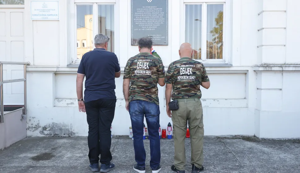 Osijek, 17. 09. 2026., Campus, 35. obljetnica tjeranja JNA iz Osijeka, polaganje vijenaca, paljenje svijeća, izložba fotografija - Josip Talapko - autorSNIMIO BRUNO JOBST