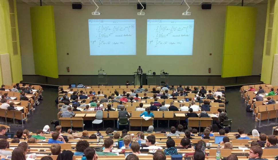 predavanje fakultet studenti učionica obrazovanje