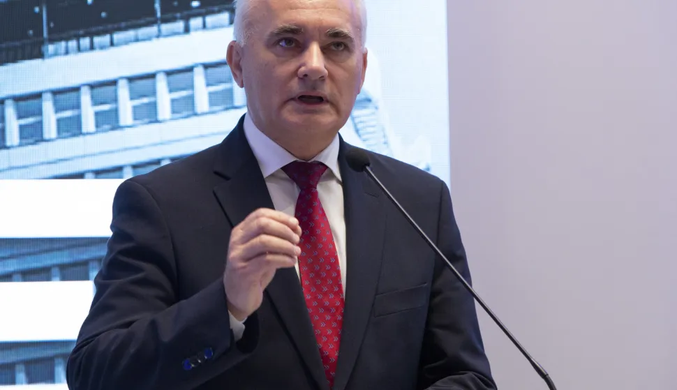 Zagreb, 17.09.2026. - Predsjednik Vlade Andrej Plenković sudjelovao je na svečanom otvorenju obnovljenih zgrada Fakulteta elektrotehnike i računarstva. Fakultet elektrotehnike i računarstva otvorit će obnovljene zgrade B i C na svome kampusu. Cjelovita obnova u iznosu od preko 50 milijuna eura bez PDV-a sufinancirana je sredstvima Europske unije iz Fonda solidarnosti, Mehanizma za oporavak i otpornost i državnog proračuna, a obuhvaćala je povr&scaron;inu od čak 18000 četvornih metara.Na slici Stjepan Laku&scaron;ić.foto HINA/ Sa&scaron;a KOLJAN/ sk