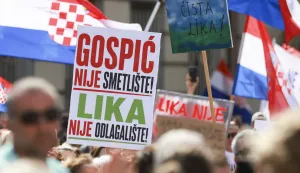Zagreb, 05.09.2026. - Prosvjed "Hodaj za Liku, hodaj za Hrvatsku", kojim se želi upozoriti na probleme vezane za desetke tisuće tona ilegalno odloženog otpada na gospićkom području, u organizaciji Građanske inicijative "Gospić je na&scaron; dom". foto HINA/ Lana SLIVAR/ ls