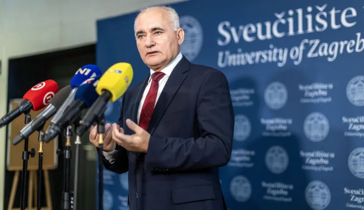 Zagreb, 17.9.2026 - Rektor Sveučili&scaron;ta u Zagrebu Stjepan Laku&scaron;ić dao je izjavu za medije nakon sastanka savjeta za sanaciju nezakonito odloženog otpada u Gospiću.Foto Hina/ Dario GRZELJ/ dag