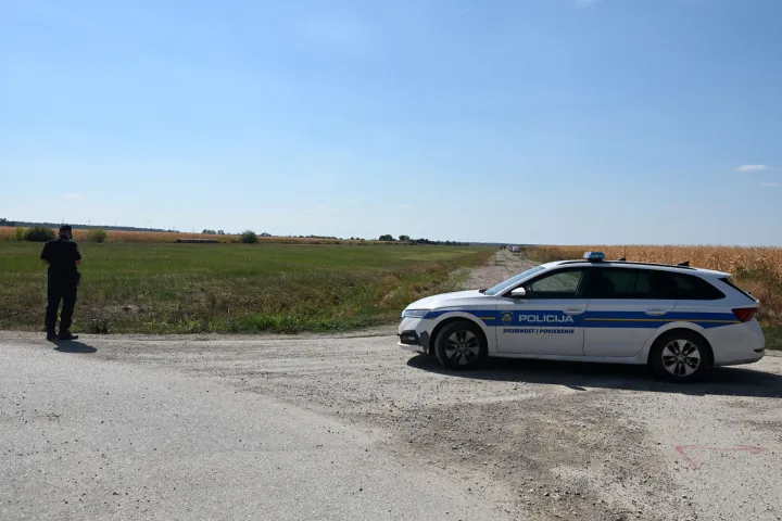 Vinkovci/Rokovci, 18.09.2026. - Manji zrakoplov s jednom osobom sru?io se u kukuruzi?te, nakon 10 sati izme?u Rokovaca i Vinkovaca. foto HINA/Gordan Pani?/ gp