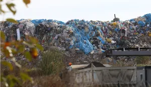 Belisce, 17. 10. 2023, Starovalpovacki put, odlagaliste otpada, Livit d.o.o. pogon za preradu mulja Belisce. Gradjani upozoravaju na smrad i potencijalnu ekolosku katastrofu na odlagalistu otpada.snimio GOJKO MITIĆ