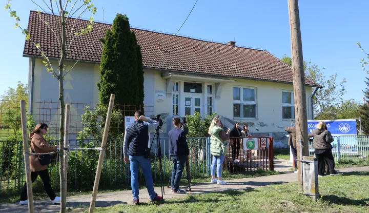 Osijek, 24. 04. 2026, Podravlje, uručenje ugovora o izgradnji Dječjeg vrtića Bambi. Ivan Radić, Zrinka Mužinić Bikić, državna tajnica u Ministarstvu znanosti i obrazovanja, Emil Tu&scaron;a Planum - građenje d.o.o. izvođač radova, Ana Mihaljević, ravnateljica Dječjeg vrtića Osijek, Marica Čulo, predsjednica vijeća MO Lijeva obala.snimio GOJKO MITIĆ