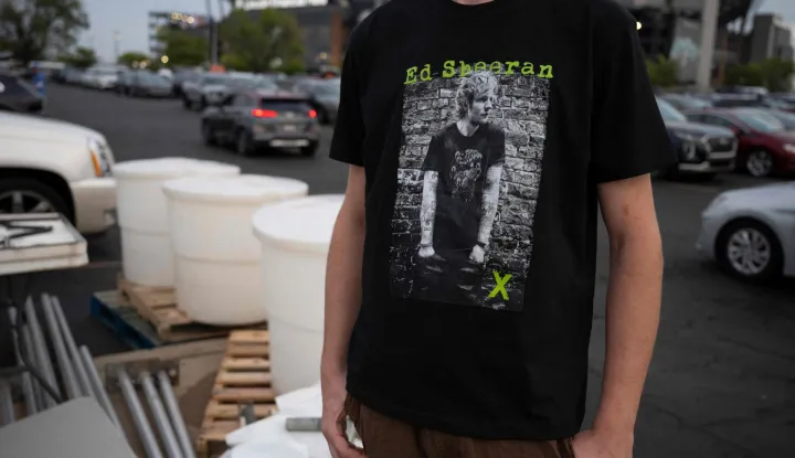 PHILADELPHIA, PENNSYLVANIA - SEPTEMBER 19: An Ed Sheeran fan arrives before a concert on September 19, 2026 in Philadelphia, Pennsylvania. Ed Sheeran is facing a backlash after rapper Macklemore was removed from the US tour after making a pro-Palestine comment on-stage. Joe Lamberti/Getty Images/AFP (Photo by Joe Lamberti/GETTY IMAGES NORTH AMERICA/Getty Images via AFP)
