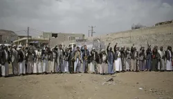 16 March 2019, Yemen, Sanaa: Houthi rebel fighters hold their weapons and shout slogans during a gathering aimed at mobilizing more fighters before heading to battlefronts. Photo: Hani Al-Ansi/dpa /DPA/PIXSELL