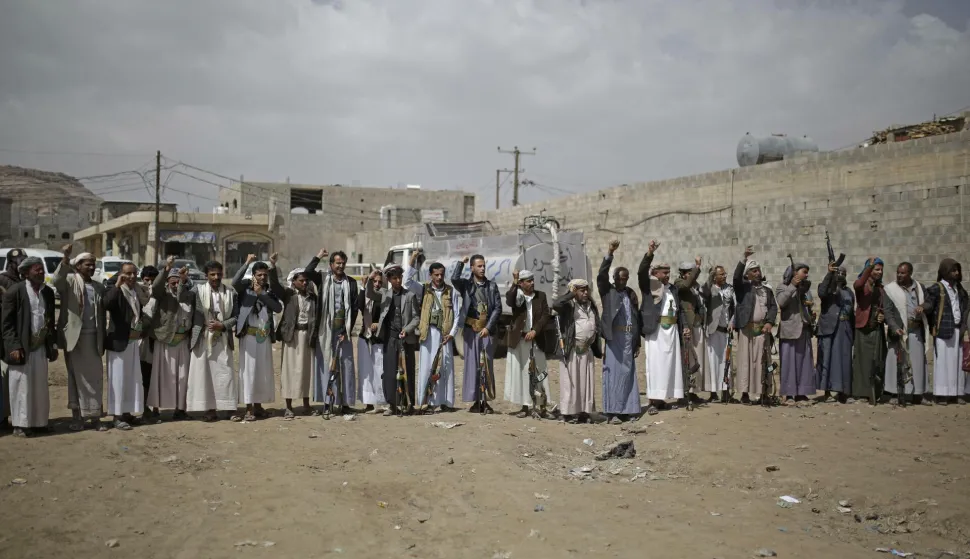 16 March 2019, Yemen, Sanaa: Houthi rebel fighters hold their weapons and shout slogans during a gathering aimed at mobilizing more fighters before heading to battlefronts. Photo: Hani Al-Ansi/dpa /DPA/PIXSELL
