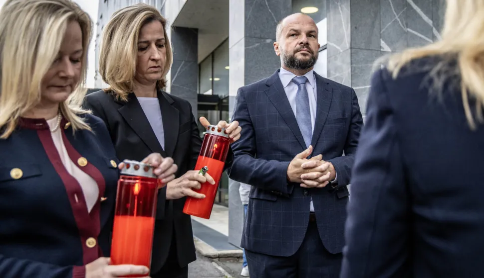 Zagreb, 22.9.2026 - Povodom obilježavanja Nacionalnog dana borbe protiv nasilja nad ženama, delegacija SDP-a predvođena predsjednikom Sini&scaron;om Hajda&scaron;em Dončićem te predsjednicom Foruma žena SDP-a i saborskom zastupnicom Sandrom Krpan, položilo je cvijeće i zapalilo svijeće kod Općinskog građanskog suda u Zagrebu, u spomen na žene ubijene tijekom brakorazvodne parnice 1999. godine. Na slici Sandra Krpan, Mirela Ahmetović i Sini&scaron;a Hajda&scaron; Dončić.Foto Hina/ Dario GRZELJ/ dag