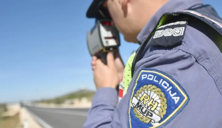 18.10.2017., Vodice - U 24-satnoj akciji mjerenja brzine policija na podrucju Sibensko-kninske zupanije kontrolira brzinu na svim prometnicama. Policajci su mjerili brzinu i na Vodickoj obilaznici na kojoj su u posljednje vrijeme ucestale prometne nesrecePhoto: Hrvoje Jelavic/PIXSELL------crna2 st