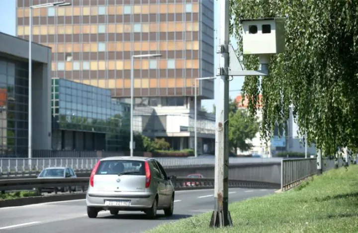 09.08.2015., Zagreb - Fiksna kamera za mjerenje brzine na Slavonskoj aveniji neposredno ispred ulaska u podvoznjak ispod Savske ceste. Nove fiksne kamere mogu mjeriti brzine od 30 do 250 kilometara na sat, imaju dovoljno memorije za 5000 prekrsaja, a za svaki slucaj su postavljene u zastitne ormare neprobojne za metke. Photo: Igor Kralj/PIXSELL------3 stupca colornovosit