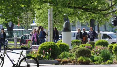 Osijek, 15. 04. 2025, Tvrđa, Rondel velikana, sredjo&scaron;kolci i studenti, lijepo vrijeme, zelenilo, proljeće.snimio GOJKO MITIĆ