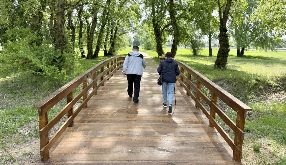Osijek, 27. 04. 2026., lijeva obala Drave, drveni mostić, obnovljen, otvoren, potez pje&scaron;ački most - ZOO, &scaron;etnja, umirovljenici; umirovljenik; rekreacija, slobodno vrijeme SNIMIO BRUNO JOBST