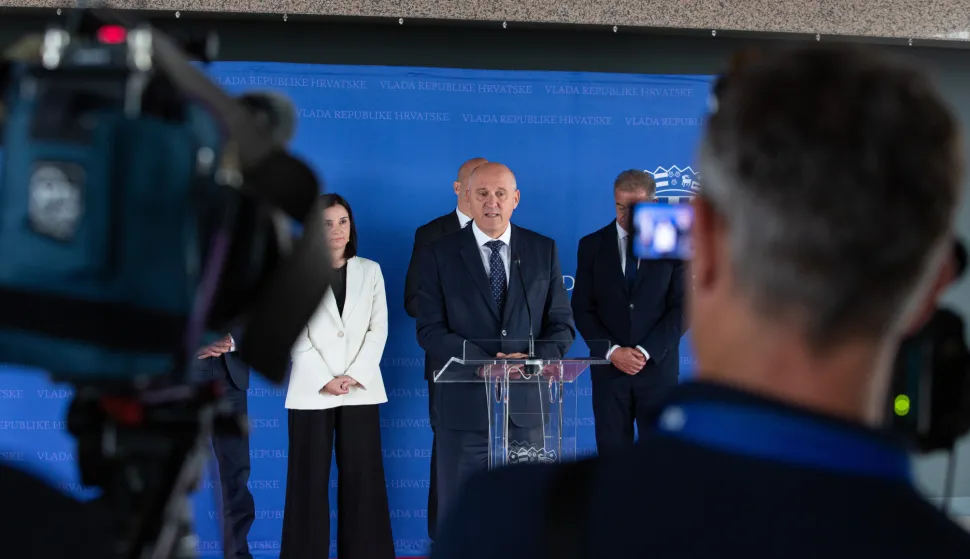 Zagreb, 22.09.2026.- Predstavljen je Plan sanacije lokacije oneči&scaron;ćene otpadom - PPK Velebit u Gospiću. Predstavljanju je nazočio i njime predsjedao potpredsjednik Vlade i ministar prostornoga uređenja, graditeljstva i državne imovine Branko Bačić, uz sudjelovanje ministrice za&scaron;tite okoli&scaron;a i zelene tranzicije Marije Vučković, ministra pravosuđa, uprave i digitalne transformacije Damira Habijana, direktora Fonda za za&scaron;titu okoli&scaron;a i energetsku učinkovitost Luke Balena, glavnog državnog inspektora Tončija Glavinića, ravnatelja Instituta za vode "Josip Juraj Strossmayer" Marija &Scaron;iljega, državne tajnice u Ministarstvu zdravstva Marije Buba&scaron;, zamjenika direktora Fonda za za&scaron;titu okoli&scaron;a i energetsku učinkovitost Mirka Budi&scaron;e, zamjenika ravnatelja Nastavnog zavoda za javno zdravstvo "Dr. Andrija &Scaron;tampar" Bruna Cvetkovića, predstavnika lokalne i javne vlasti te predstavnika građanskih inicijativa i udruga s područja Gospića i Like.Na fotografiji Branko Bačić.foto HINA/ Luka &Scaron;ANGULIN/ l&scaron;