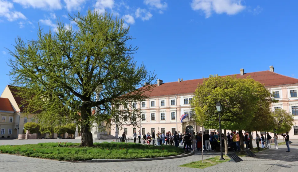 Osijek, 05. 04. 2026, Tvrđa. Uskrsno besplatno turističko vođenje od Kužnog pila. Grupu je provodao Tvrđom Stanko Subotić. snimio GOJKO MITIĆ