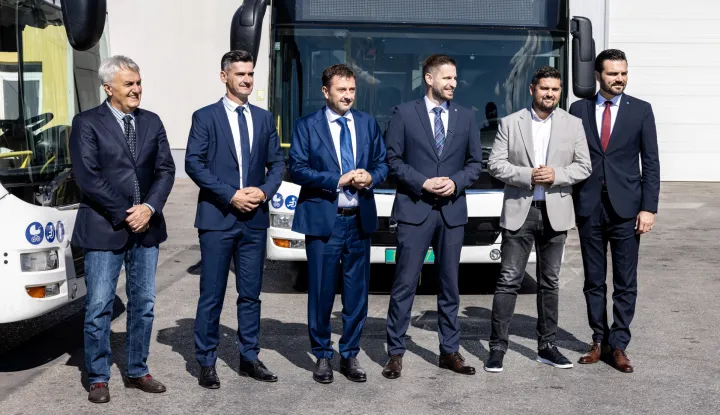 23.09.2026., Mostar, BiH - Mostar Bus preuzeo je autobuse koje je tom javnom poduzecu donirao Grad Osijek. Primopredaja je odrzana u krugu Mostar Busa na Biscu polju, a dogadjaju su nazocili mostarski gradonacelnik Mario Kordic, osjecki gradonacelnik Ivan Radic i v. d. direktora Mostar Busa Zeljko Marijanovic. Photo: Denis Kapetanovic/PIXSELL