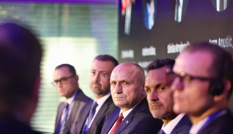 U poslove modernizacije Hrvatske vojske uključene su i domaće tvrtke, kazao je u srijedu na panelu u sklopu "ENT Tehnolo&scaron;kih dana" potpredsjednik Vlade i ministar obrane Ivan Anu&scaron;ić, istaknuv&scaron;i da hrvatska obrambena industrija nudi rje&scaron;enja prepoznata i na svjetskoj razini.