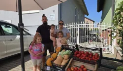 ĐakovoMladi poljoprivrednik Benjamin Knezičić s obitelji pored samoposlužnog &scaron;tandarujan 2026.
