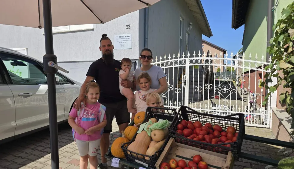 ĐakovoMladi poljoprivrednik Benjamin Knezičić s obitelji pored samoposlužnog &scaron;tandarujan 2026.