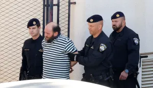 18.05.2026., Sibenik - Privodjenje Kristijana Aleksica koji je osumnjicen za ubojstvo 19-godisnjaka na terasi obiteljske kuce. Podsjetimo, 16. svibnja, na pragu svoje kuce, ubio je mladica koji mu je dostavljao pizzu. Osumnjiceni je otprije poznat policiji, jos od 2002. godine kada je nepravomocno osudjen na 12 godina za ubojstvo 22-godisnje Marijane Sucevic. Photo: Dusko Jaramaz/PIXSELL