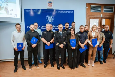 Proslavu Dana policije PU pože&scaron;ko-slavonska započela je polaganjem vijenaca ispred Spomen obilježja hrvatskim braniteljima na Trgu 123. brigade.