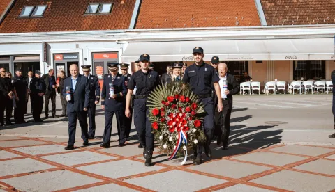 Proslavu Dana policije PU pože&scaron;ko-slavonska započela je polaganjem vijenaca ispred Spomen obilježja hrvatskim braniteljima na Trgu 123. brigade.