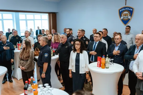 Proslavu Dana policije PU pože&scaron;ko-slavonska započela je polaganjem vijenaca ispred Spomen obilježja hrvatskim braniteljima na Trgu 123. brigade.