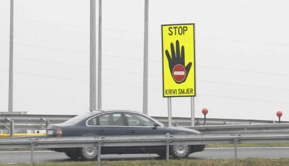?29.11.2008.,Karlovac - Zbog voznje u zabranjenom smjeru na autocesti A1 kod Bosiljeva sinoc oko 22,30 sati sudarila su se dva automobila, pri cemu su dvije osobe tesko ozlijedjene, a jedna lakse.Policija navodi kako je 63-godisnji vozac osobnog automobila "Alfa Romeo" iz Koprivnice, nakon ulaska na auto-cestu u cvoru Bosiljevo krenuo u smjeru mora, iako je to dio autoceste kojom se prometuje prema Zagrebu, te je na 63. kilometru udario u "Hondu" koju je vozio 24-godisnjak iz Ogulina. Teske tjelesne ozljede zadobila su oba vozaca, a lakse putnik iz "Honde". Buduci da je zbog ulaza u krivi smjer u Bosiljevu prosle godine vec doslo do teske prometne nesrece sa smrtnim ishodom, ovog je travnja u Bosiljevu postavljena visemetarska velika ploca s prikazom rasirene sake i tekstom "STOP, KRIVI SMJER".Photo Kristina Stedul Fabac/Vecernji list------crna4 st