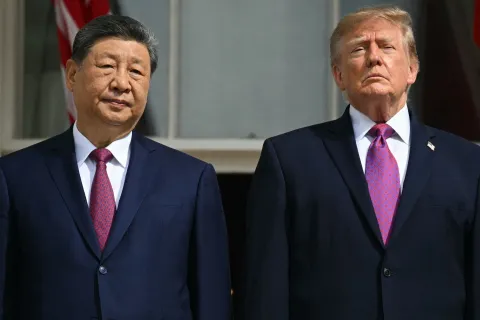 TOPSHOT - (L/R) China's President Xi Jinping and US President Donald Trump stand on the Blue Room balcony of the White House to watch an exhibition of the US Marine Corps Silent Drill Platoon, in Washington, DC, on September 24, 2026. President Xi is on a State visit to the United States from September 23 to 25. (Photo by SAUL LOEB/AFP)