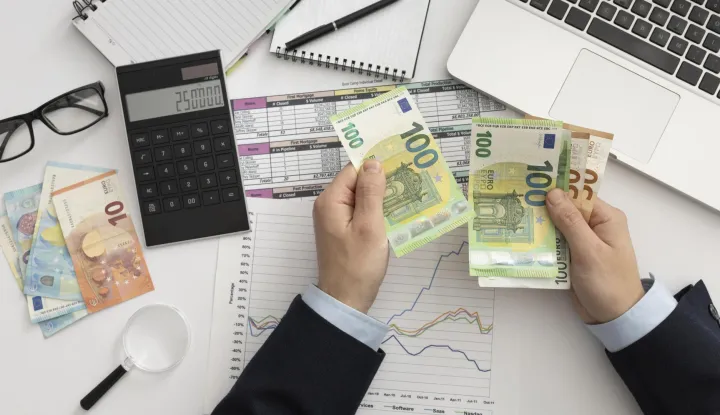 Flat lay business man checking finance mannersnovac financije inflacija ulaganje investicija ilustracija freepik