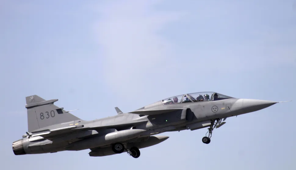 epa06962114 (FILE) - A JAS 39 Gripen fighter jet during media and distinguished guests day at AFX18 Swedish Armed Force exercise in Amari air base, Estonia 25 May 2018 (reissued 21 August 2018). Reports on 21 August 2018 state a Swedish Air Force JAS 39 Gripen fighter jet crashed after colliding witrh a bird in southern Sweden. The pilot that was able to eject himself from plane was reportedly unharmed. EPA/VALDA KALNINA