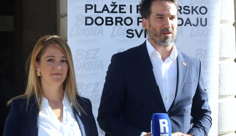 Rijeka, 26.09.2026. - Saborski zastupnik Mosta Marin Miletić i predsjednica gradske riječke organizacije Mosta Petra Mandić održali su tiskovnu konferenciju na temu o daljnjim koracima Mosta vezanih uz Hotel Hilton i za&scaron;titu pomorskog dobra. Na fotografiji Marin Miletić i Petra Mandić. foto HINA/ Miljenko KLEPAC/ ml