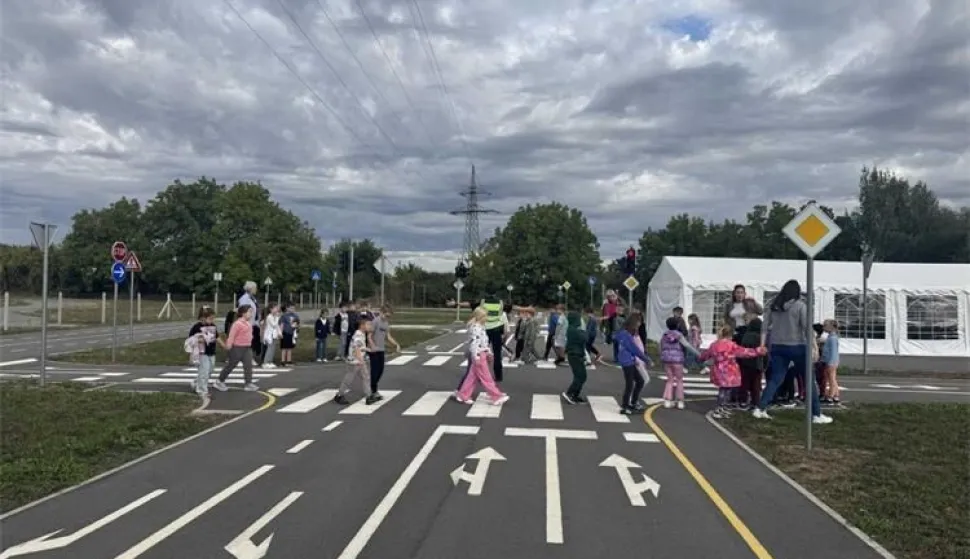 Policajci podučavaju djecufoto PU OB